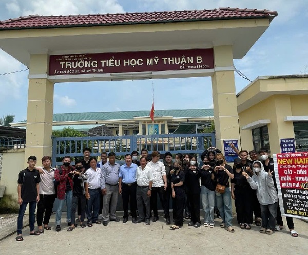 Hớt tóc miễn phí cho học sinh nhân dịp lễ Sen Đôlta